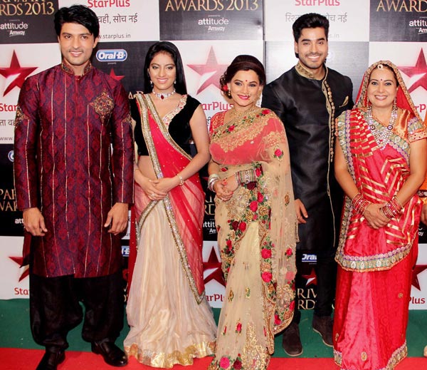 Hviezdy seriálu Diya Aur Baati Hum (Anas Rashid, Deepika Singh, Kanika Maheshwari, Gautam Gulati a Neelu Vaghela)
